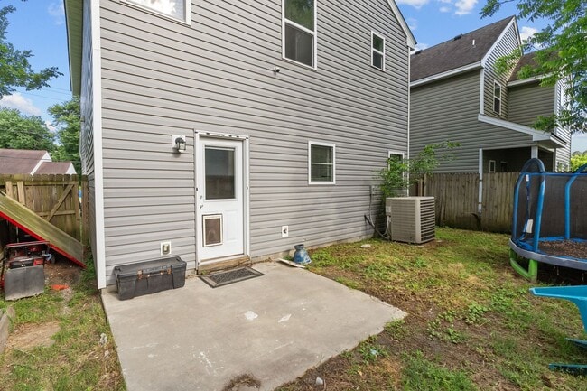 Building Photo - Spacious 4-Bedroom Home with First-Floor S...