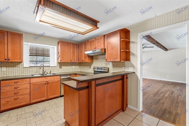 Building Photo - 606 Oak Ridge Dr