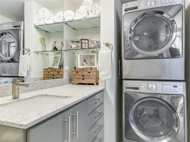 Building Photo - 54 Rainey St