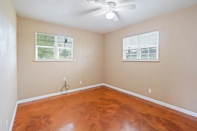 Building Photo - 1104 N Bedell Ave