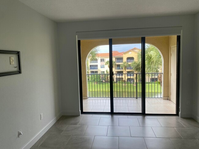 Building Photo - 400 Uno Lago Dr
