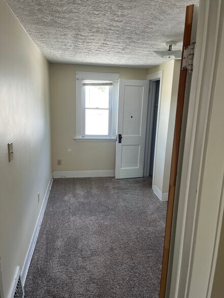 Building Photo - 435 31st St SW