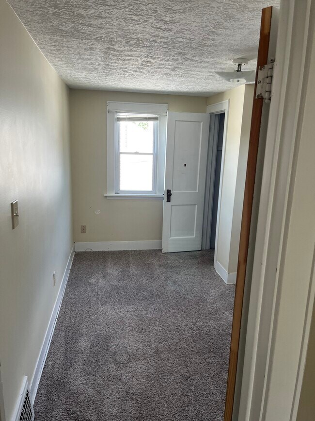 Building Photo - 435 31st St SW