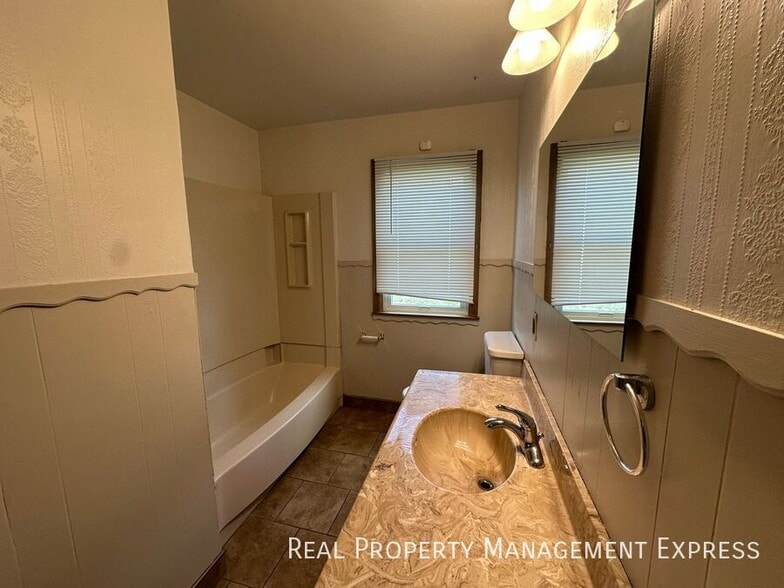 Building Photo - Cozy 4 Bedroom 3 Bathroom Home