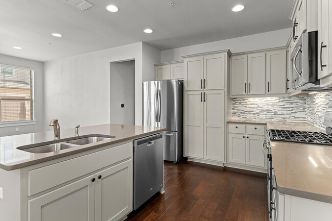 Building Photo - 13800 Lyndhurst St