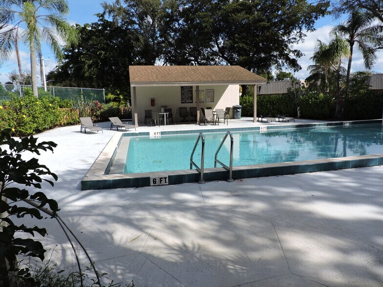 Building Photo - 3402 Gardens East Dr