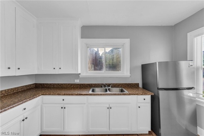 Building Photo - 3624 Archwood Ave