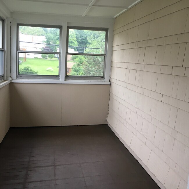 Building Photo - Spacious 3 Bedroom Single-family in Berlin!