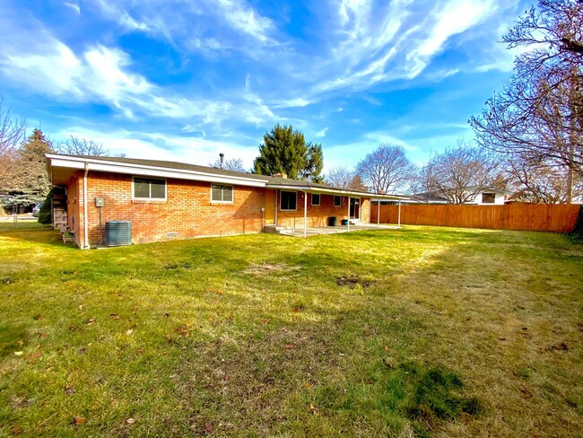 Building Photo - 3 Bedroom, 2 Bathroom Single Level Home ne...