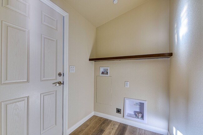 Building Photo - Remodeled 3 Bed/2 Bath National City