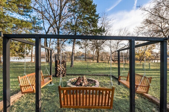 Building Photo - Lakefront Luxury Retreat, 5 Beds, 3 Baths, Quiet Gated Community.