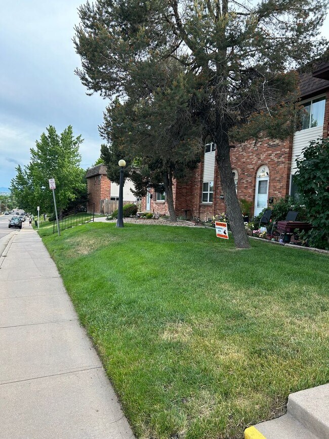 Building Photo - Beautifully Updated Townhome in Prime Loca...