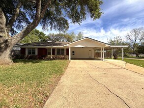 Building Photo - REMODELED SPACIOUS SOUTH BOSSIER HOME.