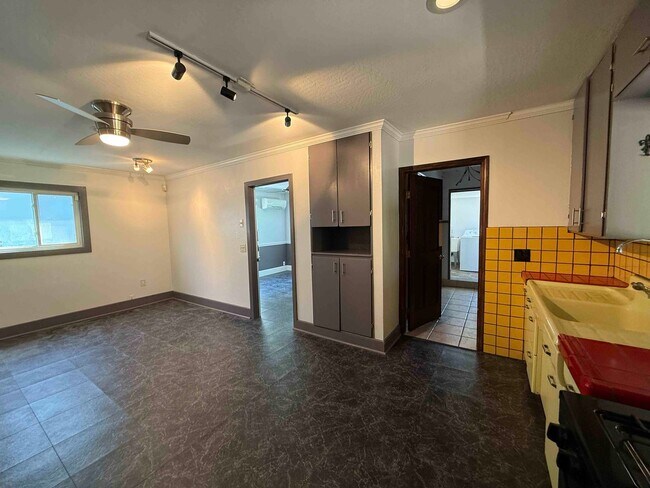 Building Photo - Charming Land Park 2 Bedroom