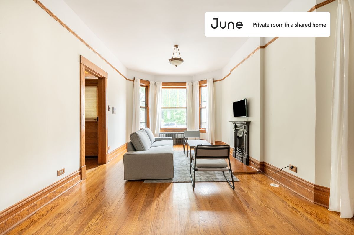 Building Photo - Private bedroom in 3 bed/1 bath Home