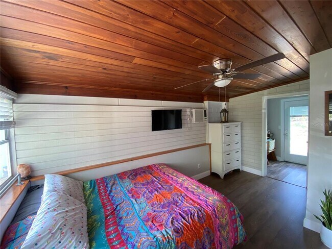 Building Photo - 813 N Waterview Dr