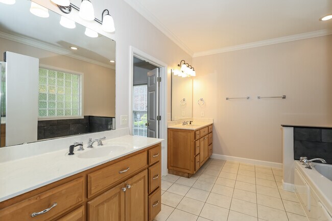 Building Photo - 110 Overhill Dr