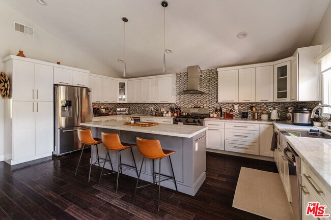 Building Photo - 5940 Matilija Ave