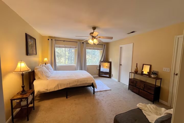 Cosy master bedroom with walk in closet. - 2411 Glacier Dr