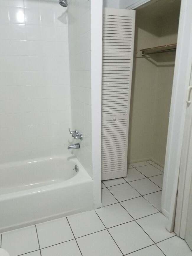 Building Photo - Spacious 1 BR w/ Private Entrance & Renova...