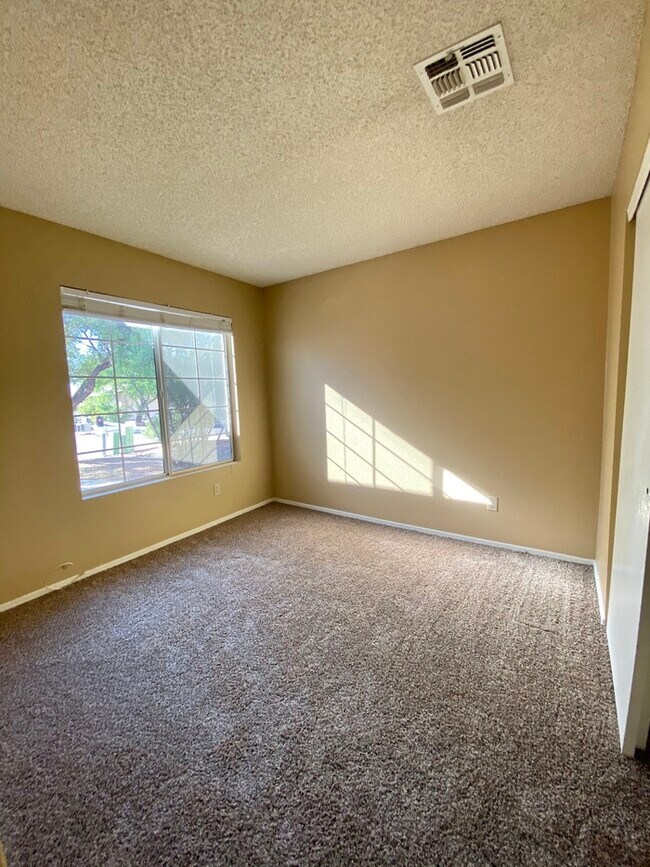 Building Photo - HOUSE FOR RENT