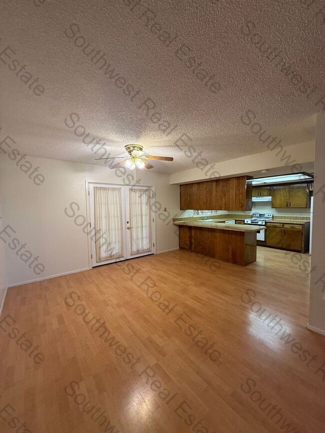 Building Photo - Spacious 2-bedroom 2 baths on the golf course!