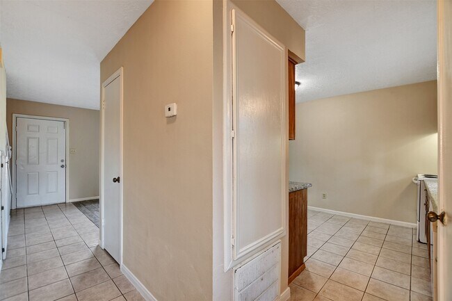 Building Photo - 1706 Longview St