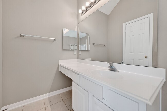 Building Photo - 23719 River Pl Dr