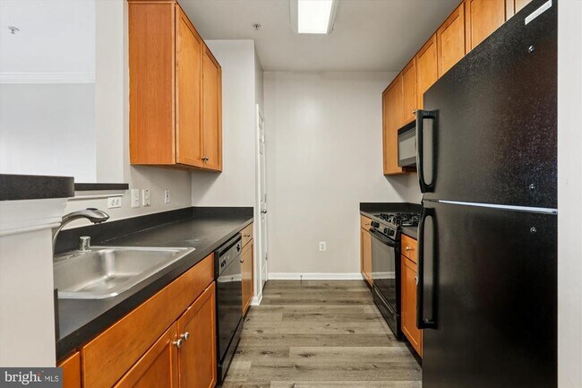 Building Photo - 4860 Eisenhower Ave