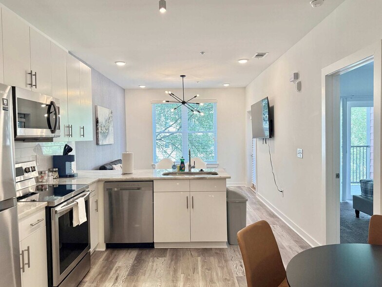 Building Photo - 525 Parkway Dr NE