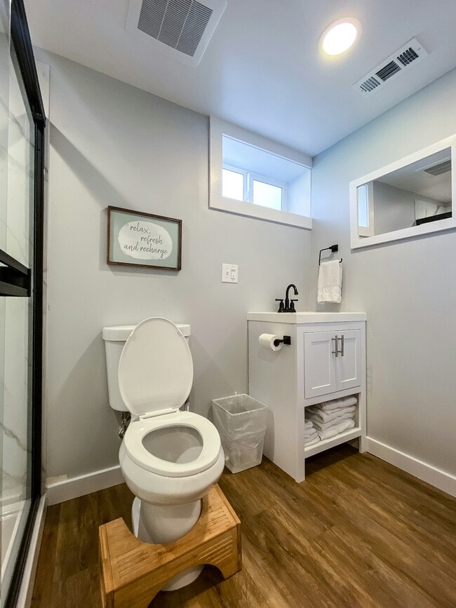 Building Photo - 2715 NE Weidler St