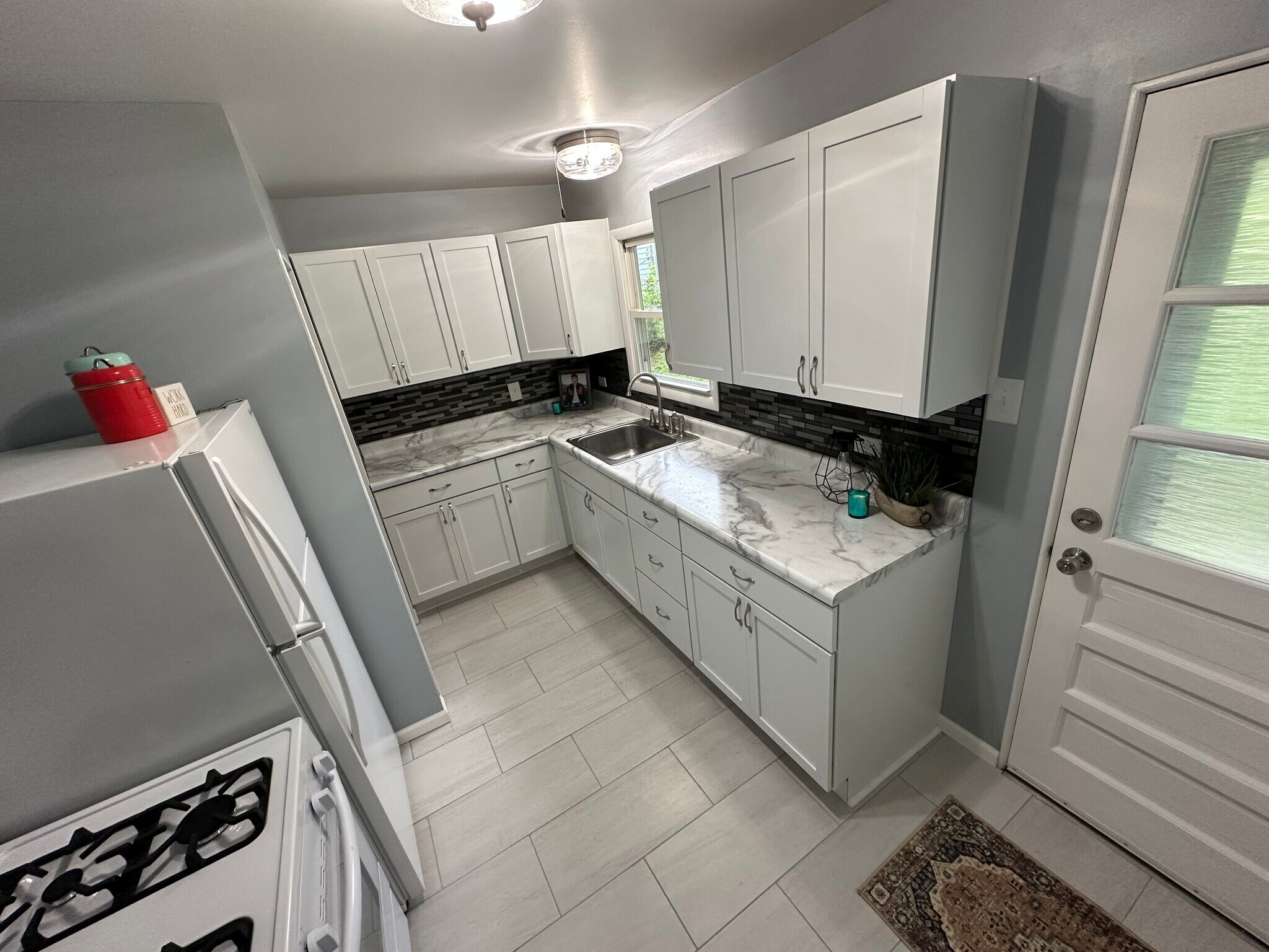 Kitchen - 1309 Hedgewood Dr