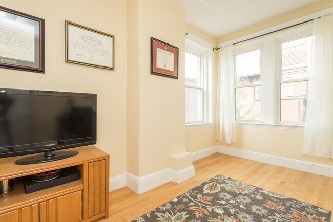 Building Photo - 64 Chestnut St