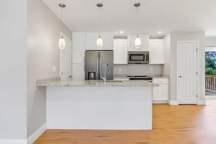 Building Photo - 494 Youville St