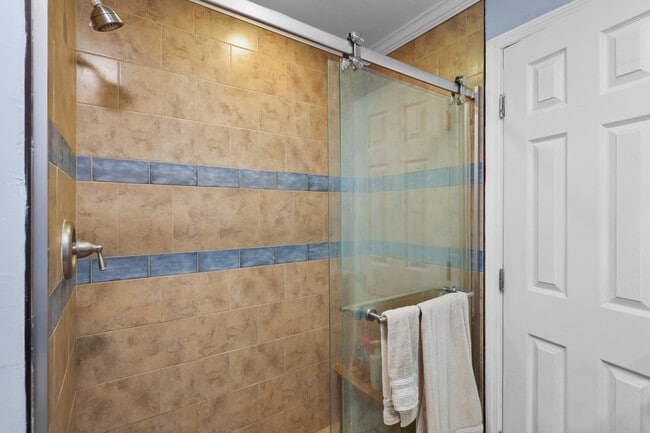 Building Photo - Spacious 4-Bedroom, 2.5-Bath Home E Duffy