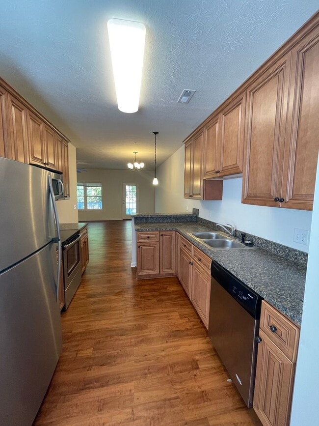 Building Photo - Two Master Suite Apartment Townhouse