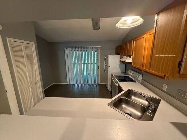 Building Photo - Convenient 2/2 Orlando Condo – Water & Garbage Included!