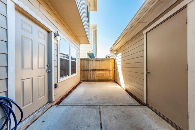 Building Photo - 1721 Kemah Village Dr