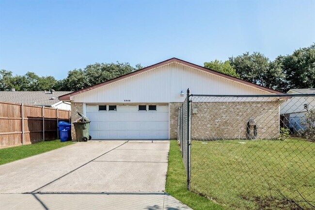 Building Photo - 1840 Paxton Dr