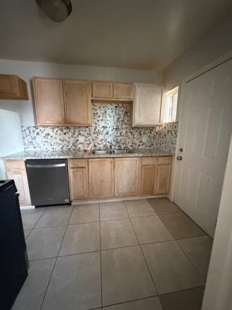 Building Photo - 1914 6th Ave