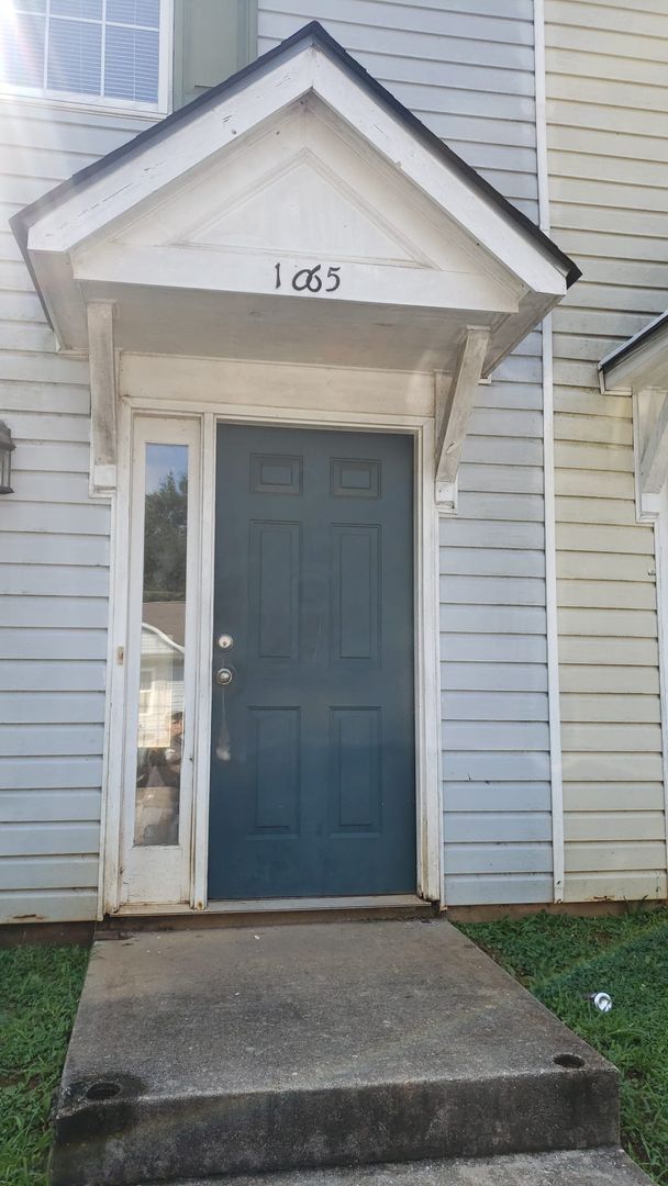 Building Photo - 1065 Thornwoode Ln