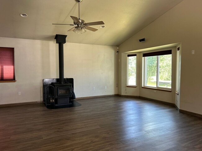Building Photo - Century 21 Gold Rush - 3 bed, 2 bath (North Pole)