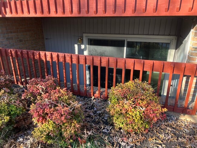 Building Photo - 2 Banyan Wood Ct