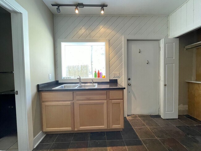 Building Photo - 933 E Front St