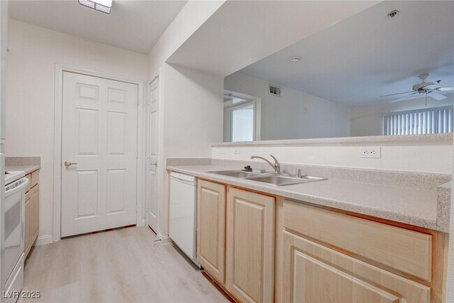 Building Photo - 6955 N Durango Dr