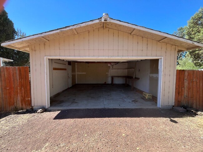 Building Photo - Country 3-bdr/2-bath with huge yard in Crooked River Ranch!