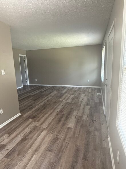 Living Room/Dining Area - 2317 Yewells Lndg N