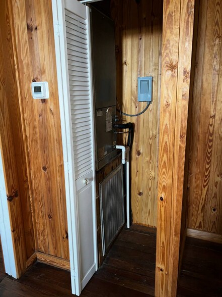 Building Photo - 1043 S Pine St