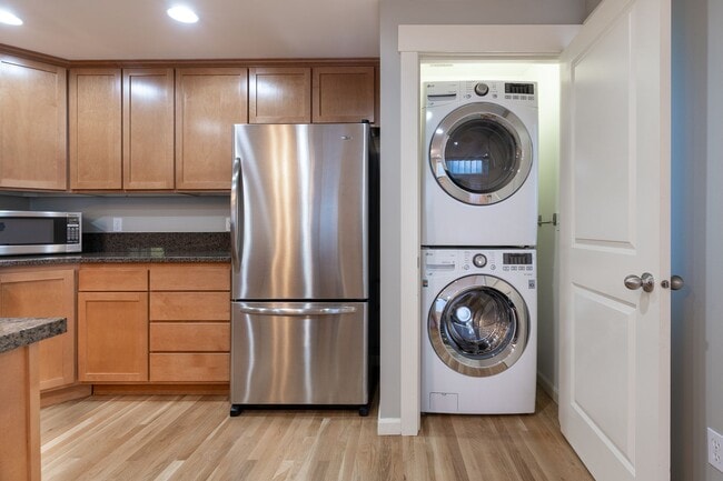 Building Photo - 2bd/2.5ba Seattle Townhome