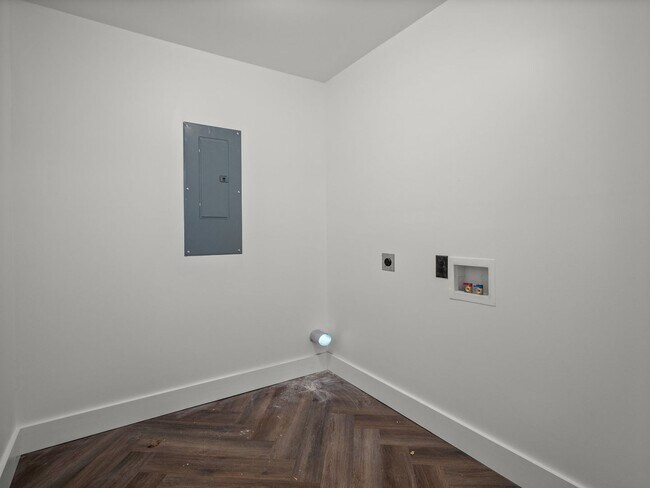 Building Photo - Welcome to Myrtlewood Circle!
